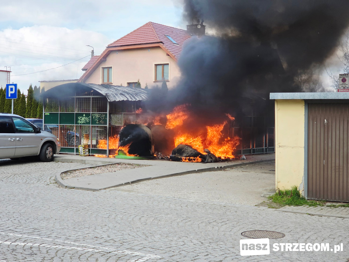 Kłęby dymu nad osiedlem w Strzegomiu. Strażacy gasili pożar przy Kochanowskiego [FOTO] 